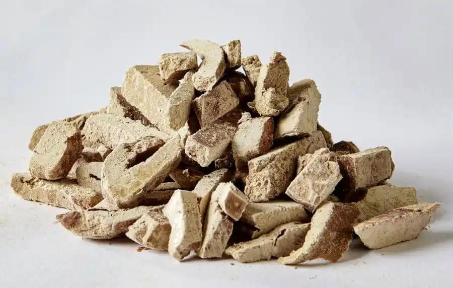 Freeze dried beef liver fillet treats for dogs and cats, natural and nutrient-dense.